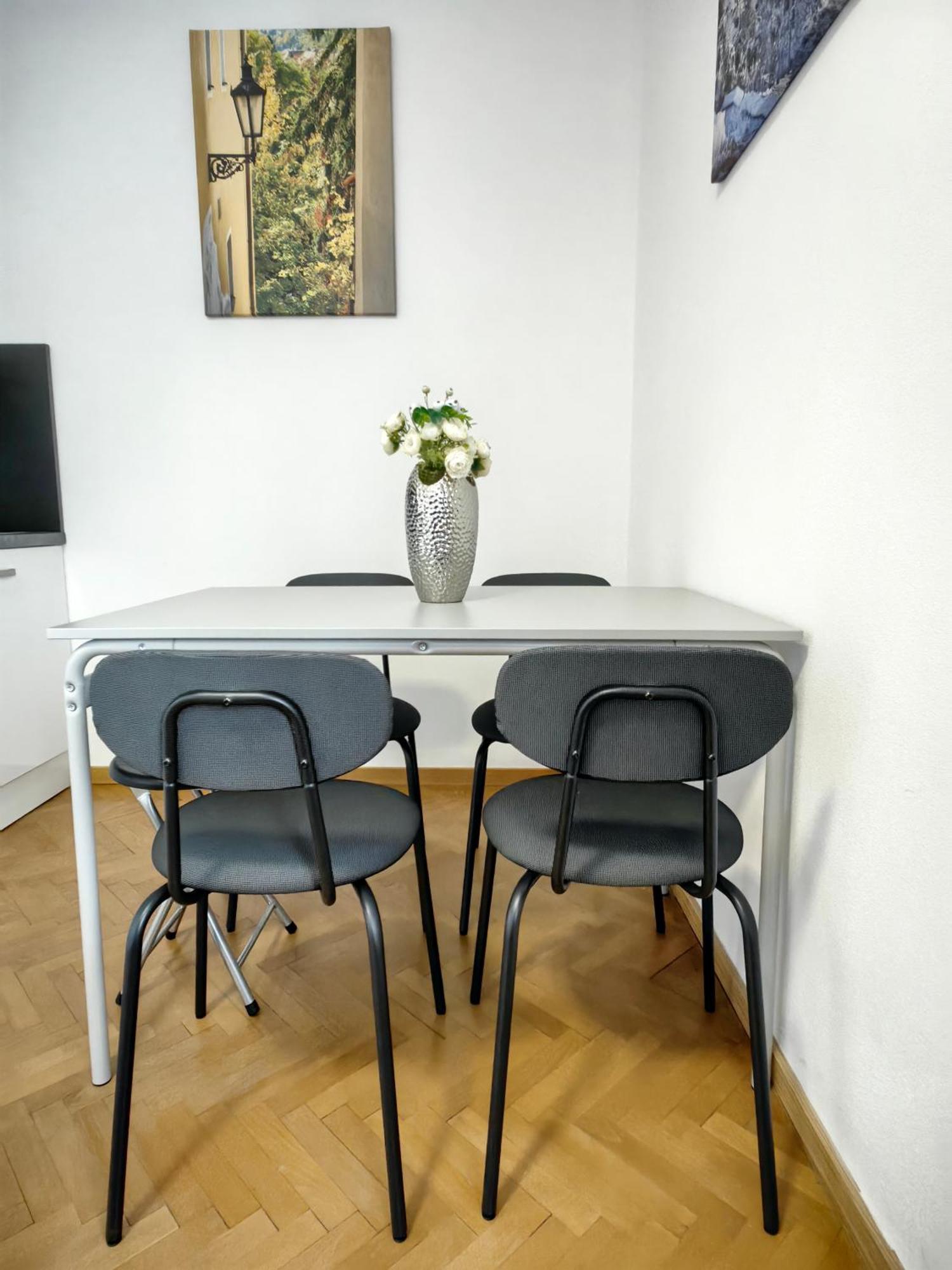 1932 Apartment *